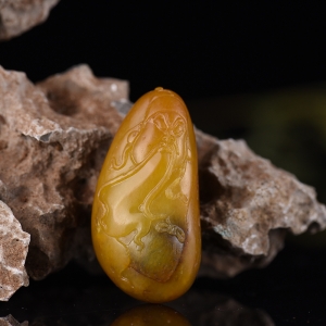 籽料和田黄沁关公吊坠