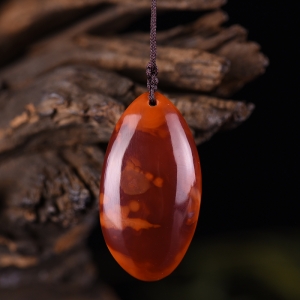 火焰纹南红随形吊坠