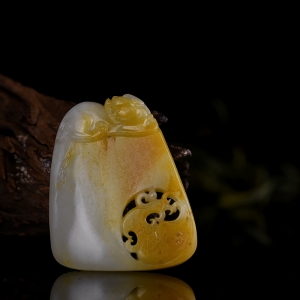 籽料和田青白玉府上有龙凤吊坠