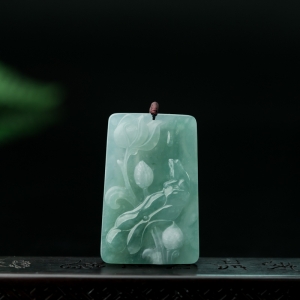 糯冰种浅绿翡翠荷叶吊坠