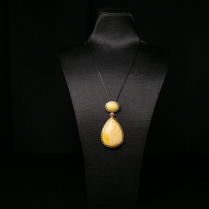 银镶鸡油黄蜜蜡水滴吊坠