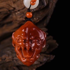 俏色南红守护吊坠