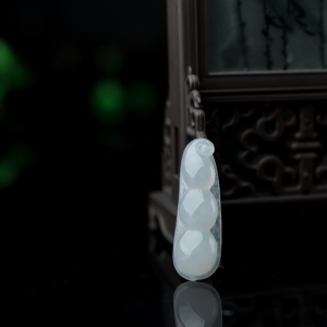 糯冰种翡翠福豆吊坠