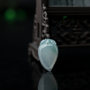 糯冰种飘翠翡翠寿桃吊坠
