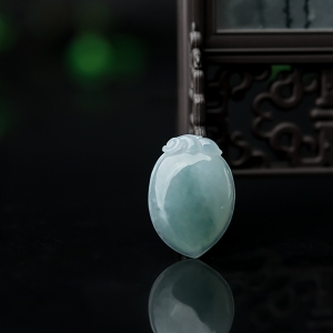 糯种飘翠翡翠寿桃吊坠