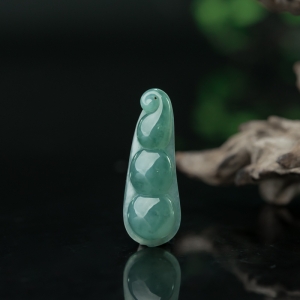 糯冰种蓝水翡翠福豆吊坠