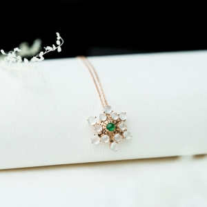 18K冰种翡翠雪花吊坠