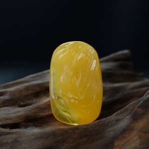 鸡油黄蜜蜡悟道吊坠