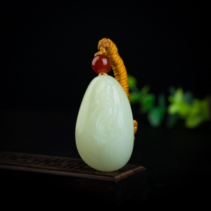 籽料和田青白玉关羽吊坠
