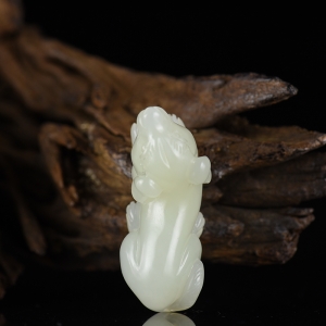 山料和田白玉戌狗吊坠