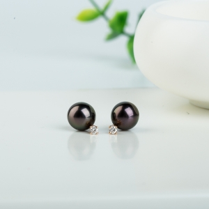 18k海水黑色珍珠耳钉