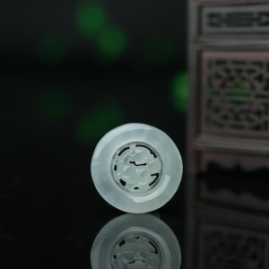 糯冰种翡翠抱子吊坠