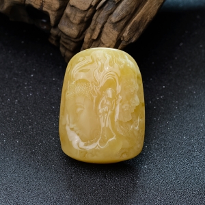 鸡油黄蜜蜡一念之间吊坠