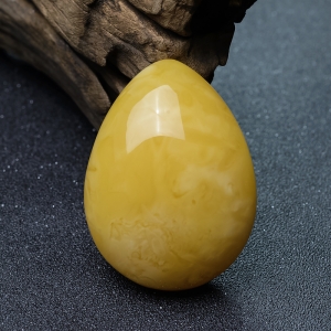 鸡油黄蜜蜡随形吊坠