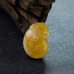 鸡油黄蜜蜡钱袋吊坠