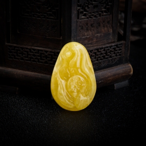 鸡油黄蜜蜡一品清廉吊坠