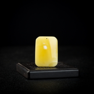 鸡油黄白花蜜无事牌吊坠