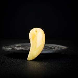 鸡油黄白花蜜勾玉吊坠