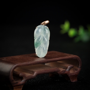 18k糯冰种飘花翡翠金枝玉叶吊坠