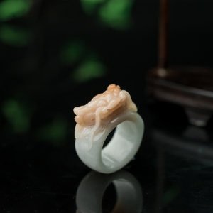 糯种俏色翡翠龙戒指