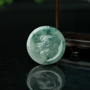 冰种飘花翡翠戌狗吊坠