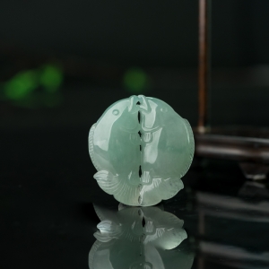 糯冰种浅绿翡翠年年有余吊坠
