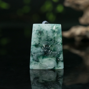 糯冰种飘花翡翠盘龙吊坠