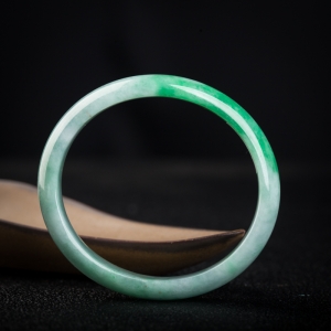 53.5mm豆种飘翠翡翠贵妃镯