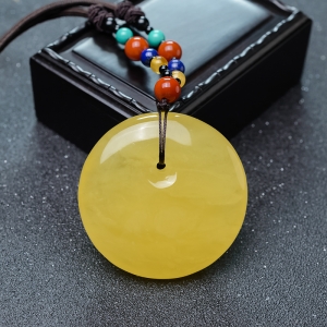 鸡油黄蜜蜡平安扣吊坠