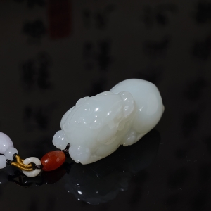 山料和田白玉貔貅吊坠