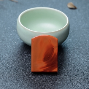 俏色南红无事牌吊坠