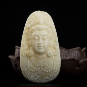 带皮象牙白白蜜观音吊坠