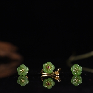 18k金镶红宝石山料和田碧玉套装（二件）