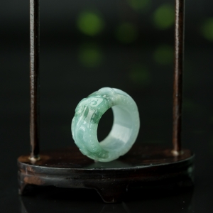 糯种飘花翡翠如意纹扳指
