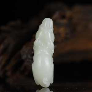 籽料和田白玉戌狗吊坠
