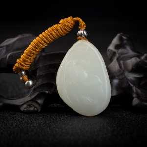 籽料和田羊脂白玉年年有余吊坠