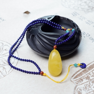 鸡油黄蜜蜡随形吊坠