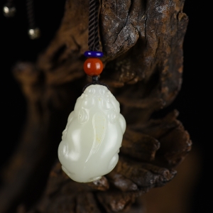 籽料和田白玉貔貅吊坠