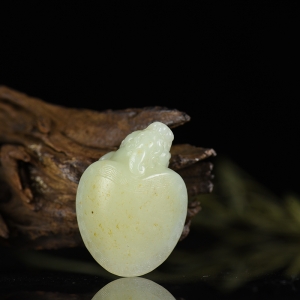 籽料和田白玉龙龟吊坠