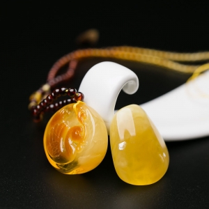 蜜蜡吊坠（两件）