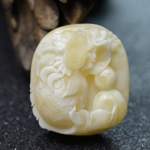 白花蜜蜡龙鱼吊坠