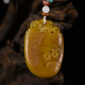 籽料和田黄沁府上有龙吊坠