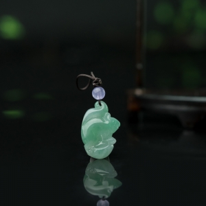 糯种浅绿翡翠福鼠运财吊坠