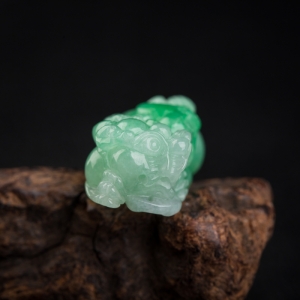 糯种翠绿翡翠貔貅吊坠