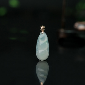 18K糯种翡翠福豆吊坠