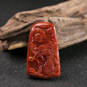 俏色南红龙吊坠