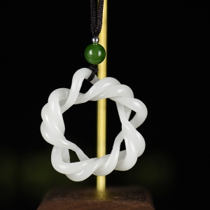 山料和田白玉牵丝吊坠