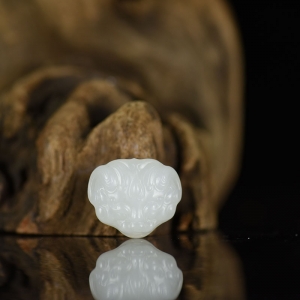 籽料和田白玉守护吊坠