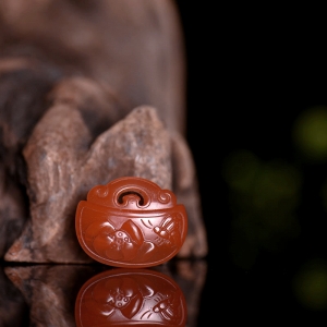 樱桃红南红蝶恋花平安锁吊坠