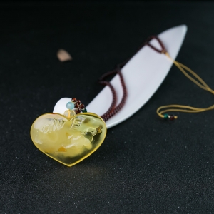 带皮鸡油黄金绞蜜心形吊坠